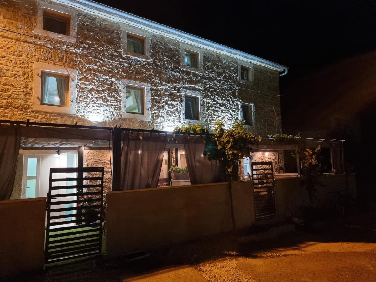 Vela & Vega Lägenhet Višnjan Exteriör bild